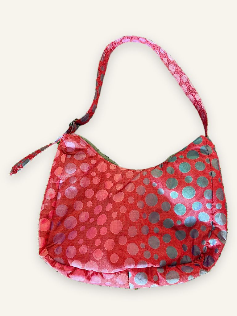 Dok Anchan — handgenähte Schultertasche, Baumwolle mit Punktmuster in Rot, Rosa, Grau und Blau