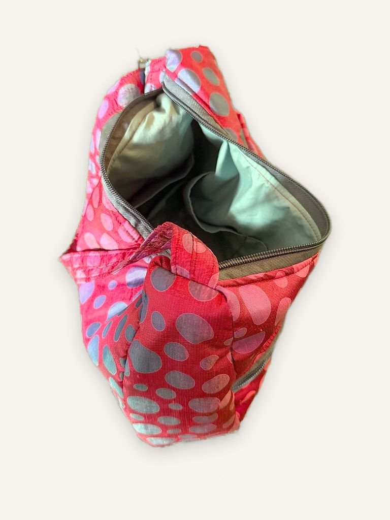 Dok Anchan — handgenähte Schultertasche, Baumwolle mit Punktmuster in Rot, Rosa, Grau und Blau — Ansicht 3