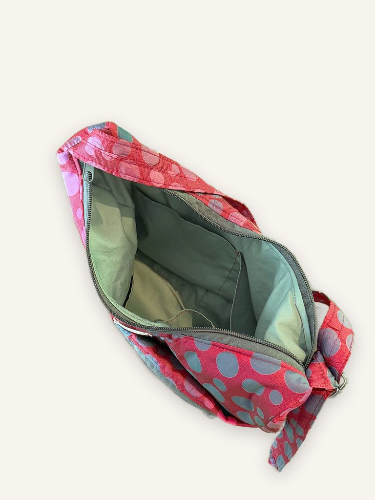 Dok Anchan — handgenähte Schultertasche, Baumwolle mit Punktmuster in Rot, Rosa, Grau und Blau — Ansicht 4