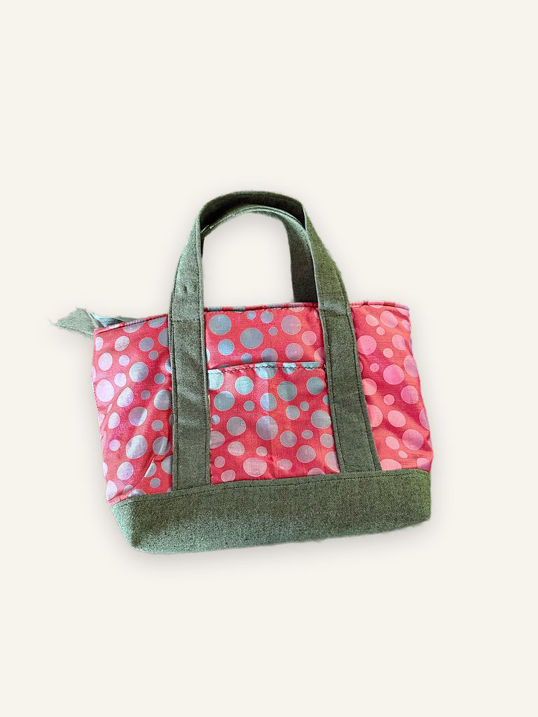Dok Gulab — handgenähte Handtasche, Baumwolle mit Punktemuster in Rosa, Pink und Grau auf Rot