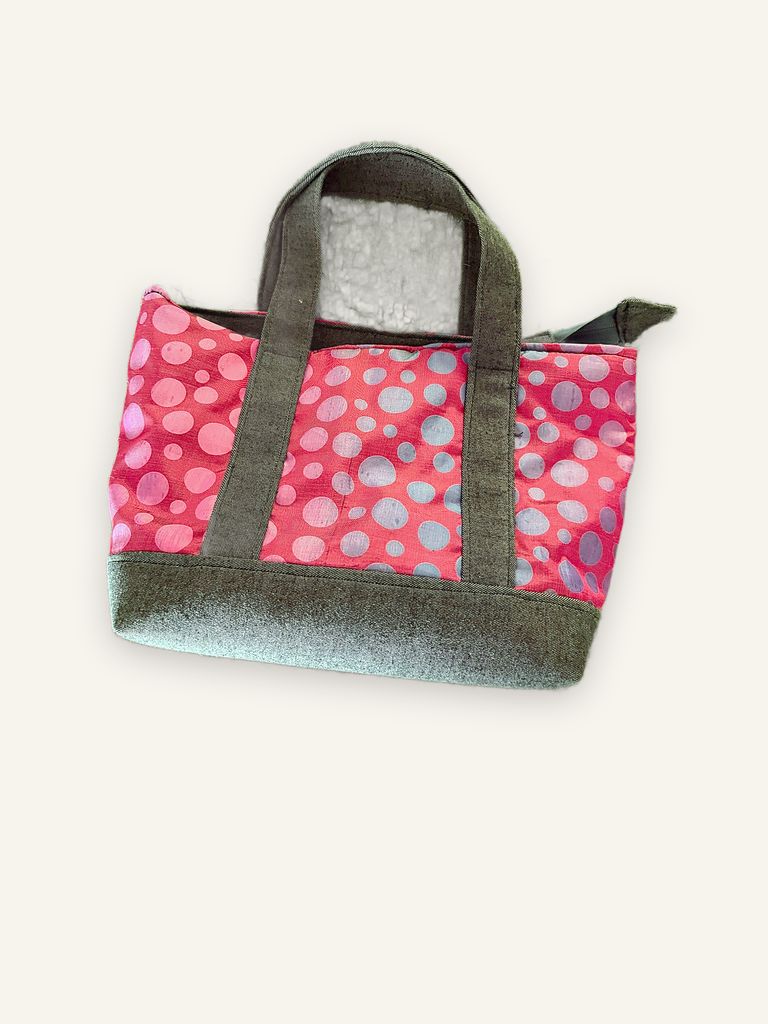 Dok Gulab — handgenähte Handtasche, Baumwolle mit Punktemuster in Rosa, Pink und Grau auf Rot — Ansicht 2