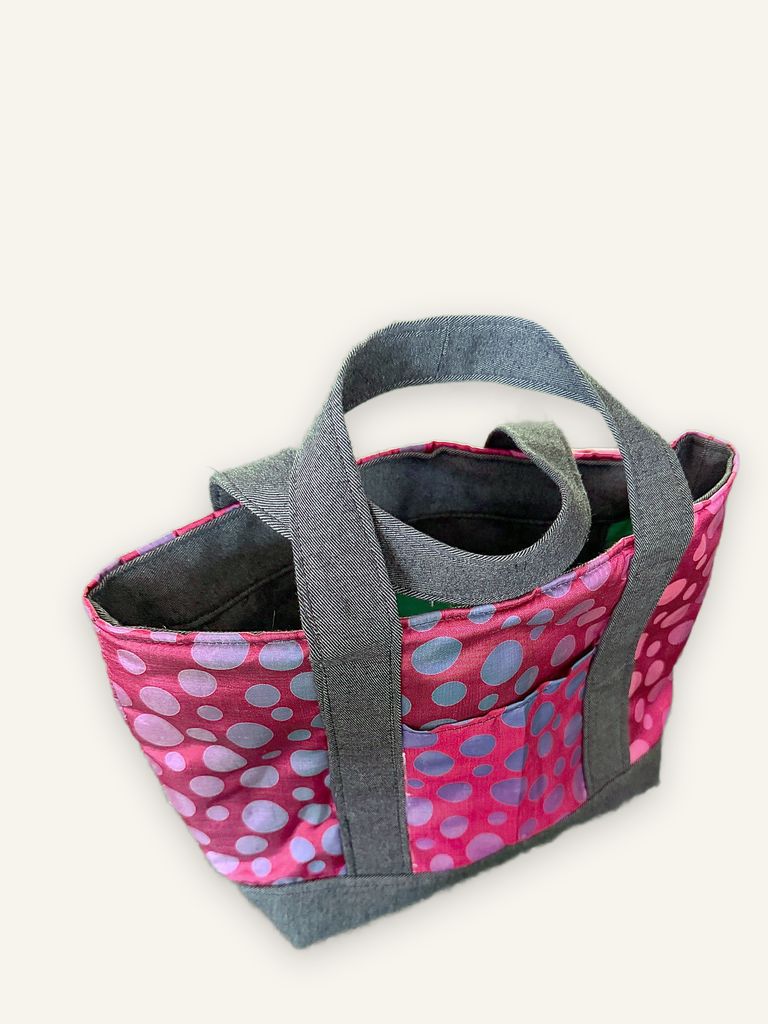 Dok Gulab — handgenähte Handtasche, Baumwolle mit Punktemuster in Rosa, Pink und Grau auf Rot — Ansicht 3