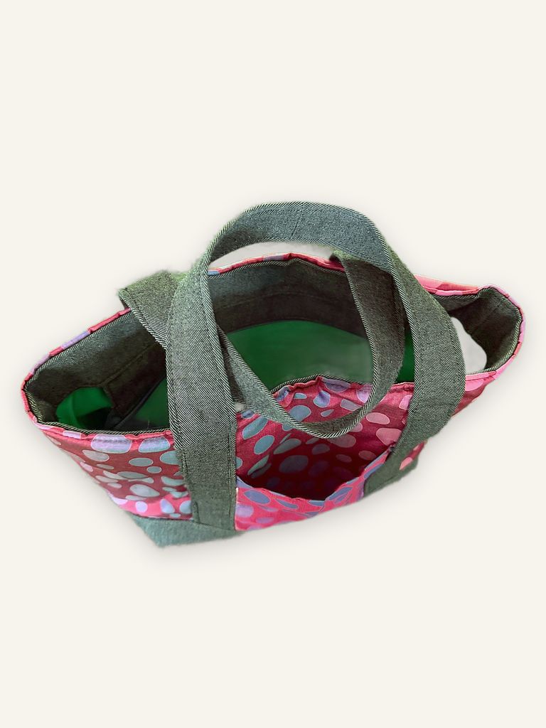 Dok Gulab — handgenähte Handtasche, Baumwolle mit Punktemuster in Rosa, Pink und Grau auf Rot — Ansicht 4