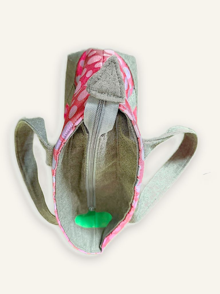 Dok Gulab — handgenähte Handtasche, Baumwolle mit Punktemuster in Rosa, Pink und Grau auf Rot — Ansicht 5