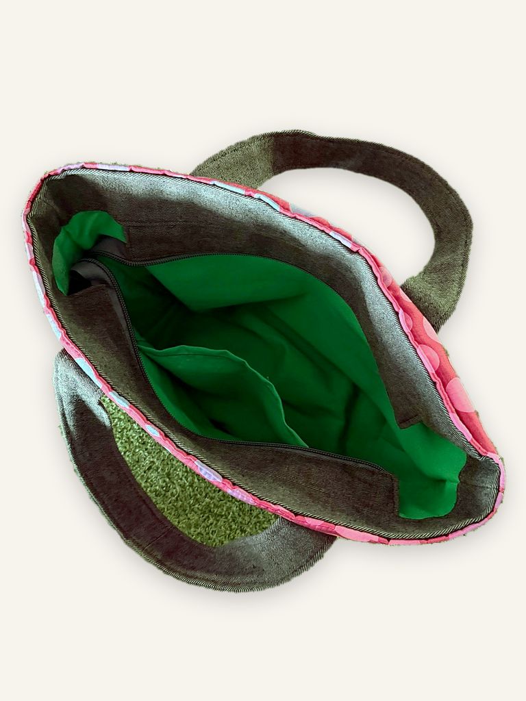 Dok Gulab — handgenähte Handtasche, Baumwolle mit Punktemuster in Rosa, Pink und Grau auf Rot — Ansicht 6