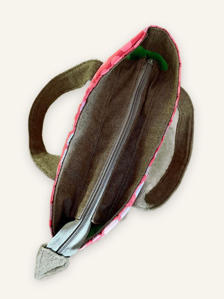 Dok Gulab — handgenähte Handtasche, Baumwolle mit Punktemuster in Rosa, Pink und Grau auf Rot — Ansicht 7