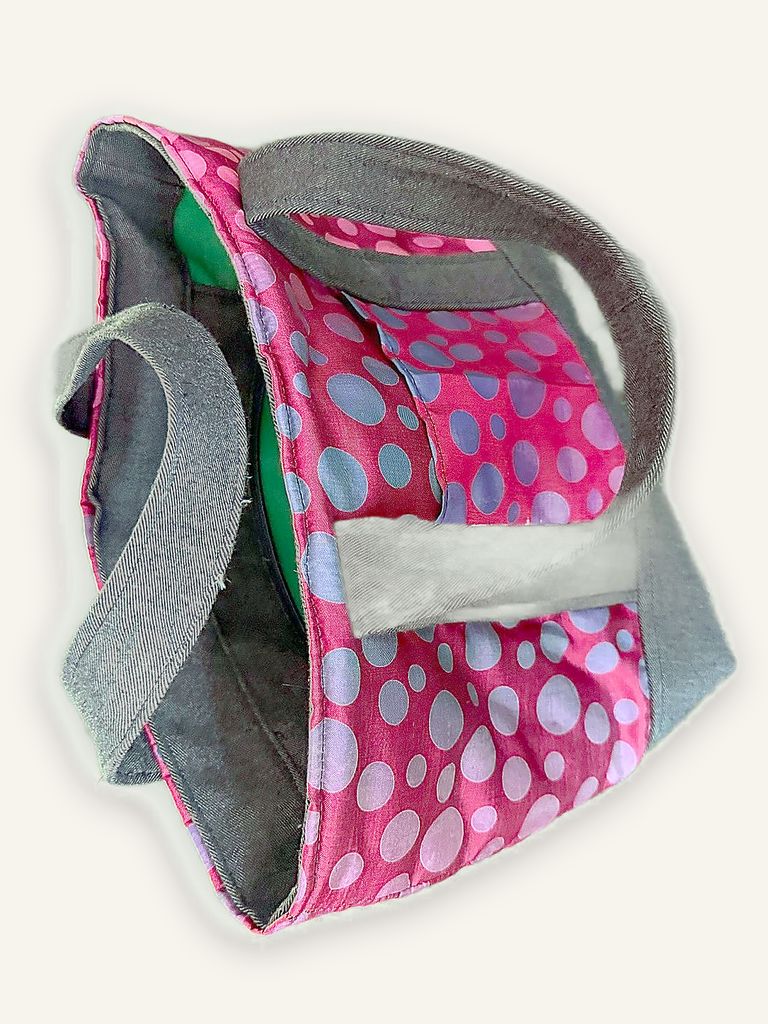 Dok Gulab — handgenähte Handtasche, Baumwolle mit Punktemuster in Rosa, Pink und Grau auf Rot — Ansicht 8