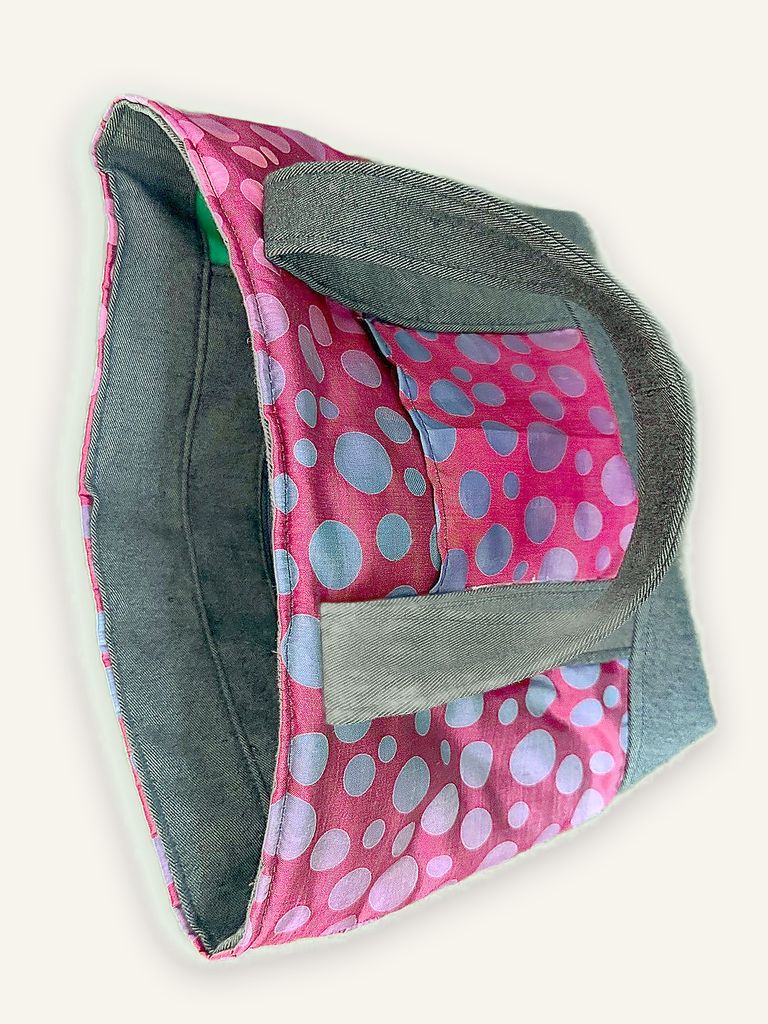 Dok Gulab — handgenähte Handtasche, Baumwolle mit Punktemuster in Rosa, Pink und Grau auf Rot — Ansicht 9