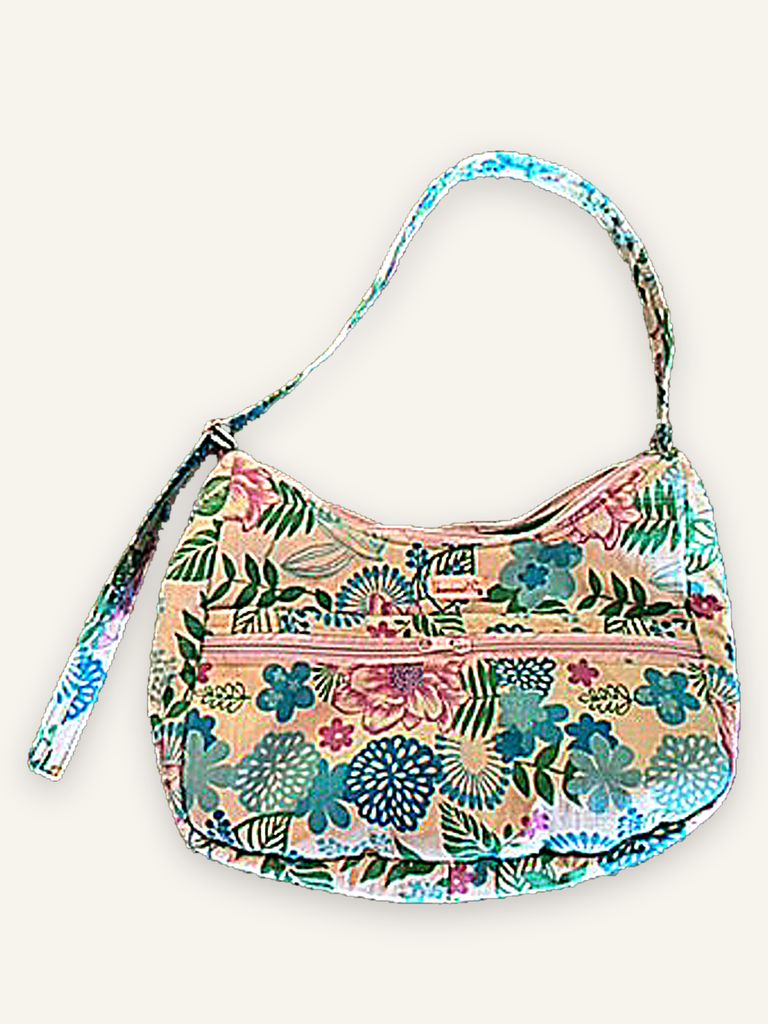 Fa — handgenähte Schultertasche, Baumwolle mit dichtem Blumenmuster auf beigem Grund, Unikat von Wanphen Biasio, Lausen BL