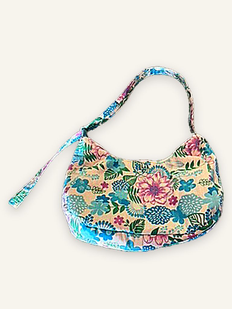 Fa — handgenähte Schultertasche, Baumwolle mit dichtem Blumenmuster auf beigem Grund — Ansicht 2