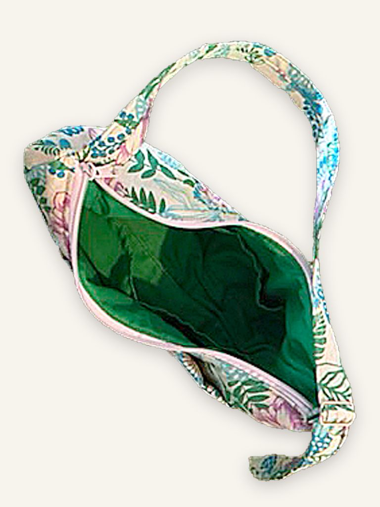 Fa — handgenähte Schultertasche, Baumwolle mit dichtem Blumenmuster auf beigem Grund — Ansicht 3