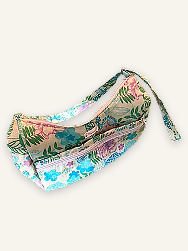 Fa — handgenähte Schultertasche, Baumwolle mit dichtem Blumenmuster auf beigem Grund — Ansicht 4