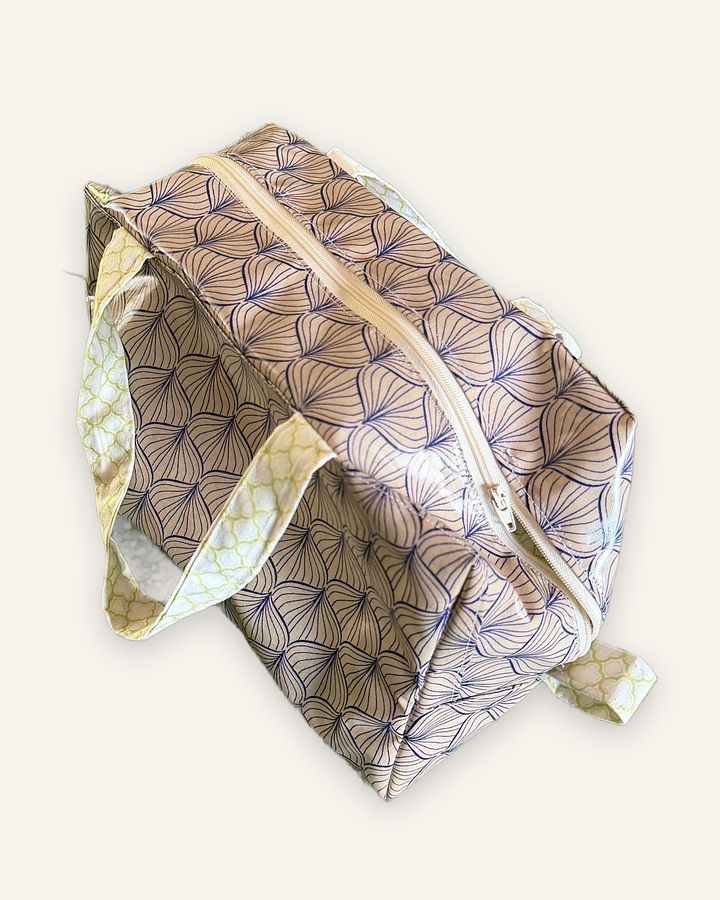 Hin — handgenähtes Nécessaire, Baumwolle mit gezeichnetem Fächermuster in Beige und Blau