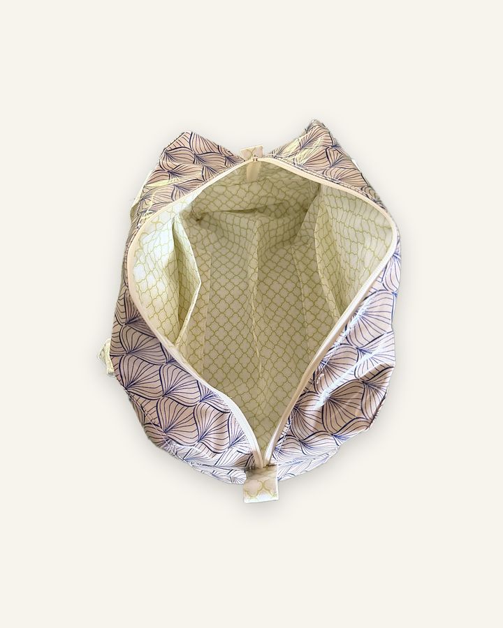 Hin — handgenähtes Nécessaire, Baumwolle mit gezeichnetem Fächermuster in Beige und Blau — Ansicht 2