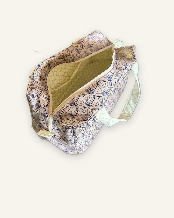 Hin — handgenähtes Nécessaire, Baumwolle mit gezeichnetem Fächermuster in Beige und Blau — Ansicht 3
