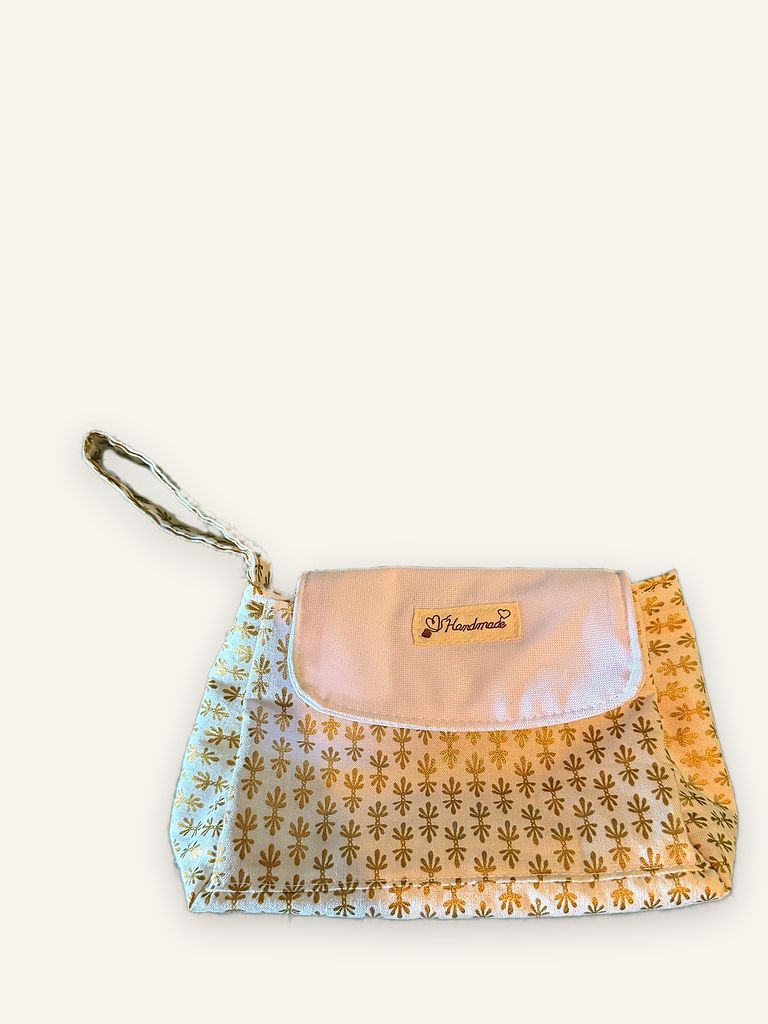 Kluai — handgenähtes Nécessaire, Baumwolle mit Blütenmuster in Gold und Khaki, Klappe aus glattem Canvas in Creme