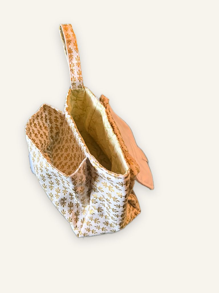 Kluai — handgenähtes Nécessaire, Baumwolle mit Blütenmuster in Gold und Khaki, Klappe aus glattem Canvas in Creme — Ansicht 2