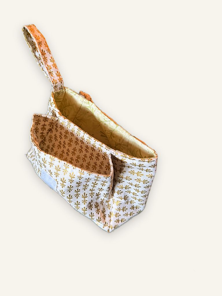 Kluai — handgenähtes Nécessaire, Baumwolle mit Blütenmuster in Gold und Khaki, Klappe aus glattem Canvas in Creme — Ansicht 3