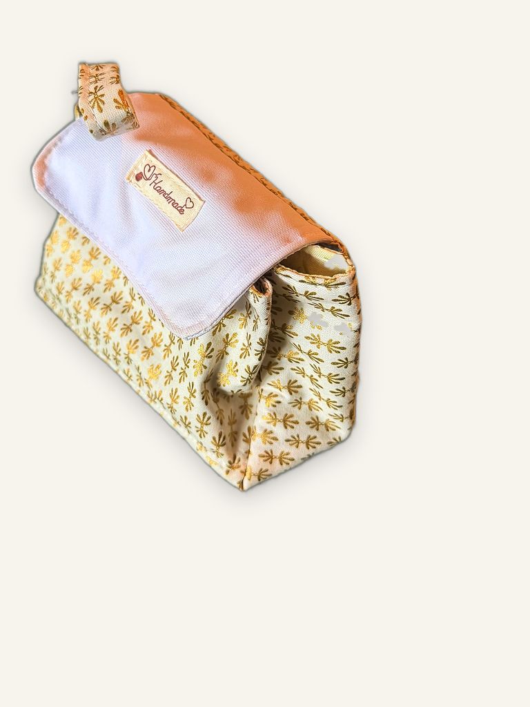 Kluai — handgenähtes Nécessaire, Baumwolle mit Blütenmuster in Gold und Khaki, Klappe aus glattem Canvas in Creme — Ansicht 4