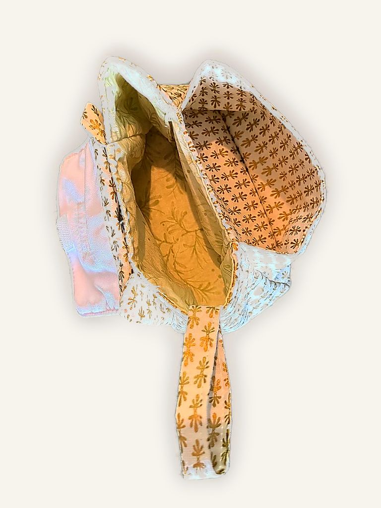 Kluai — handgenähtes Nécessaire, Baumwolle mit Blütenmuster in Gold und Khaki, Klappe aus glattem Canvas in Creme — Ansicht 5