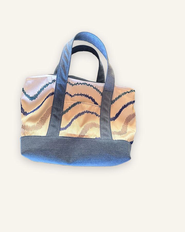 Mai Phai — handgenähte Handtasche, Baumwolle mit Wellenmuster in Creme, Blau und Grau, Unikat von Wanphen Biasio, Lausen BL