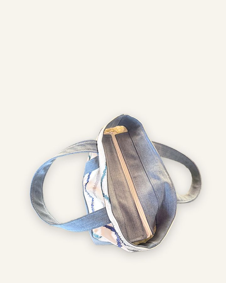 Mai Phai — handgenähte Handtasche, Baumwolle mit Wellenmuster in Creme, Blau und Grau — Ansicht 2