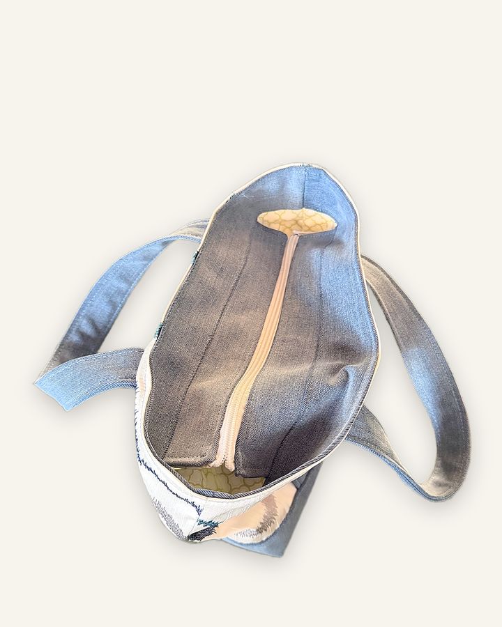 Mai Phai — handgenähte Handtasche, Baumwolle mit Wellenmuster in Creme, Blau und Grau — Ansicht 3