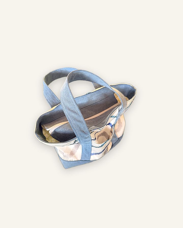Mai Phai — handgenähte Handtasche, Baumwolle mit Wellenmuster in Creme, Blau und Grau — Ansicht 5