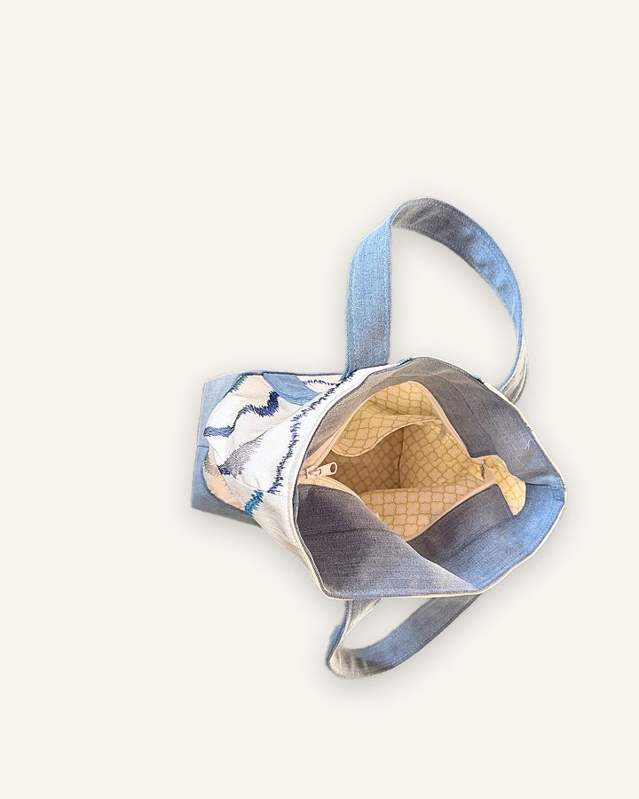 Mai Phai — handgenähte Handtasche, Baumwolle mit Wellenmuster in Creme, Blau und Grau — Ansicht 6