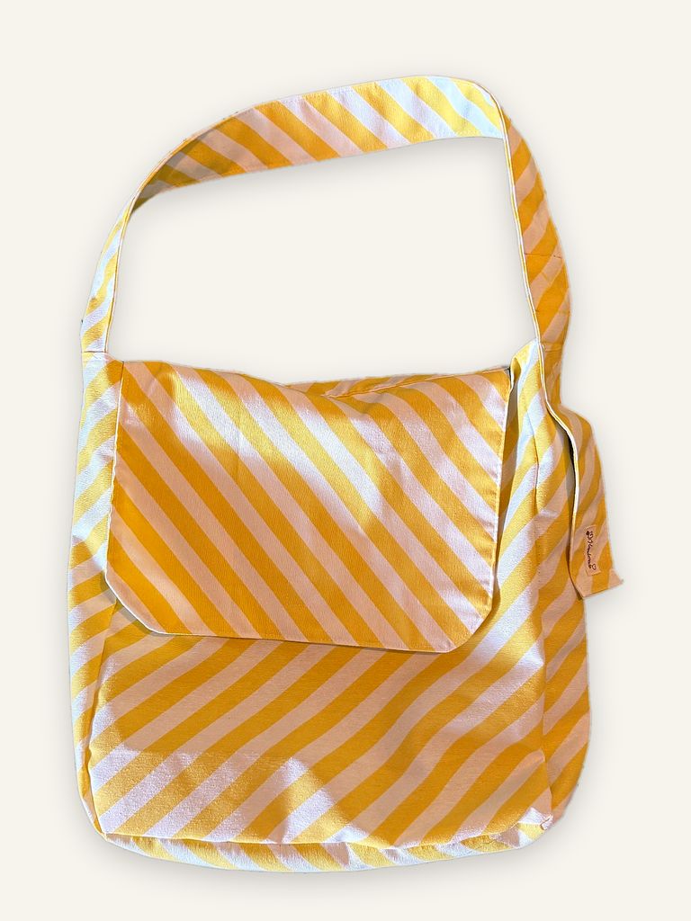 Saeng — handgenähte Schultertasche, Baumwollstoff mit diagonalen Streifen in Gelb, Rosa und Hellblau — Ansicht 2
