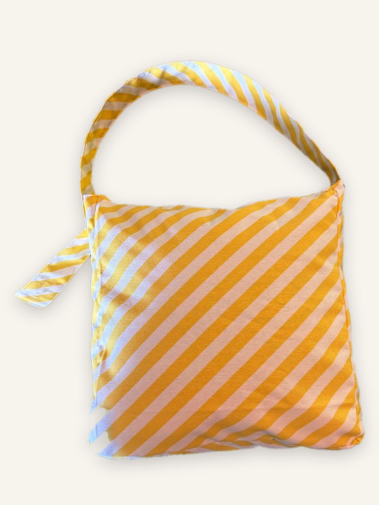 Saeng — handgenähte Schultertasche, Baumwollstoff mit diagonalen Streifen in Gelb, Rosa und Hellblau — Ansicht 3