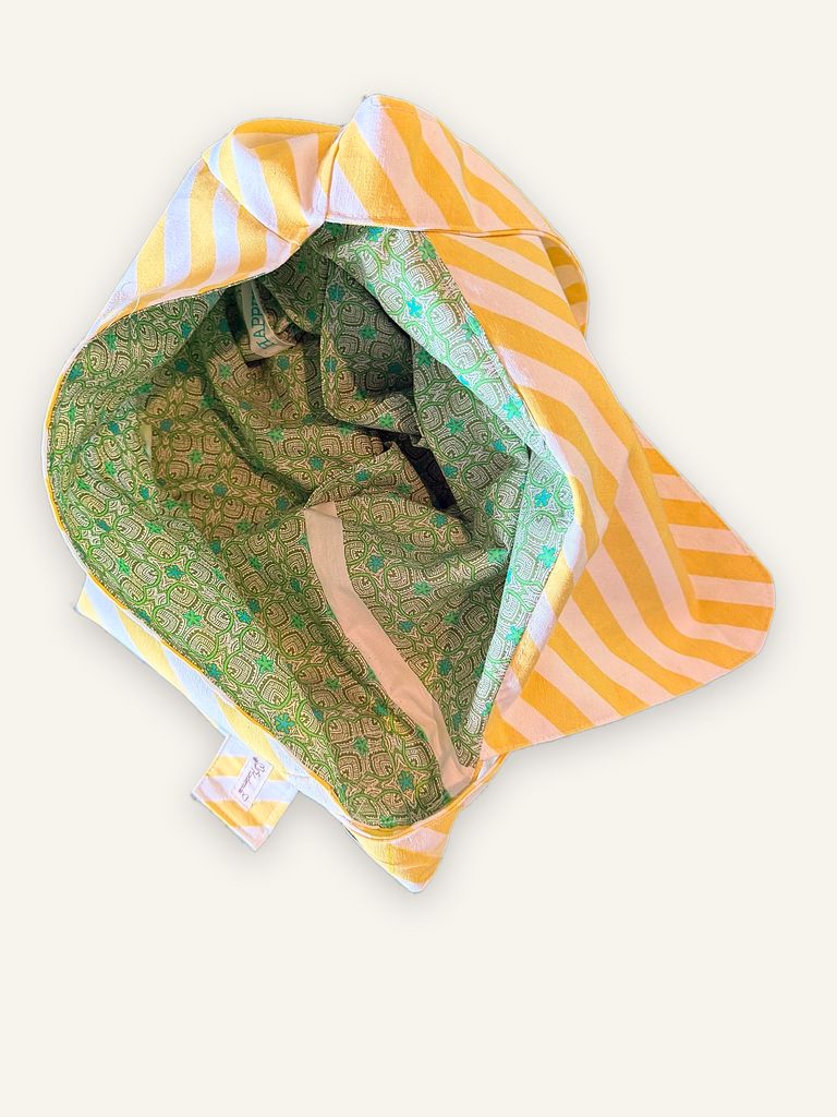 Saeng — handgenähte Schultertasche, Baumwollstoff mit diagonalen Streifen in Gelb, Rosa und Hellblau — Ansicht 6