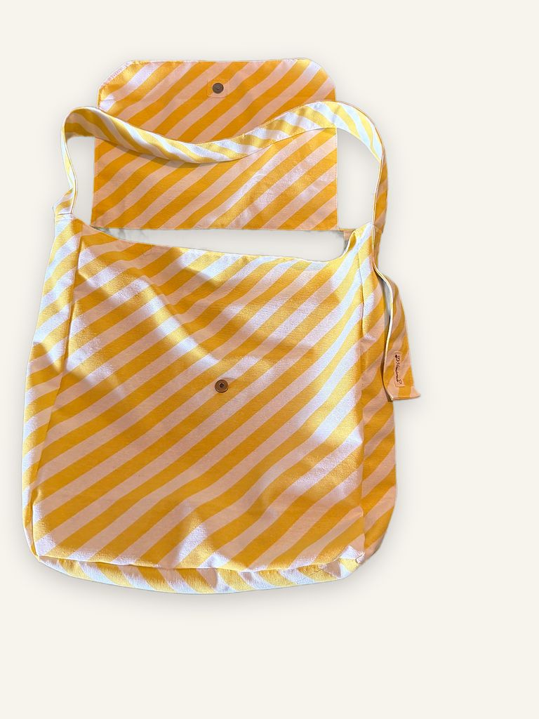 Saeng — handgenähte Schultertasche, Baumwollstoff mit diagonalen Streifen in Gelb, Rosa und Hellblau — Ansicht 7