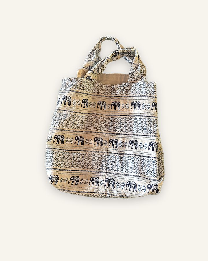 Sai — handgenähter Shopper, Baumwolle mit Elefanten- und Rautenmuster in Beige und Dunkelblau