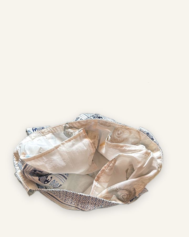 Sai — handgenähter Shopper, Baumwolle mit Elefanten- und Rautenmuster in Beige und Dunkelblau — Ansicht 2