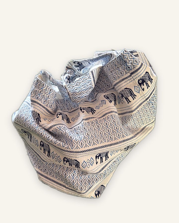 Sai — handgenähter Shopper, Baumwolle mit Elefanten- und Rautenmuster in Beige und Dunkelblau — Ansicht 3
