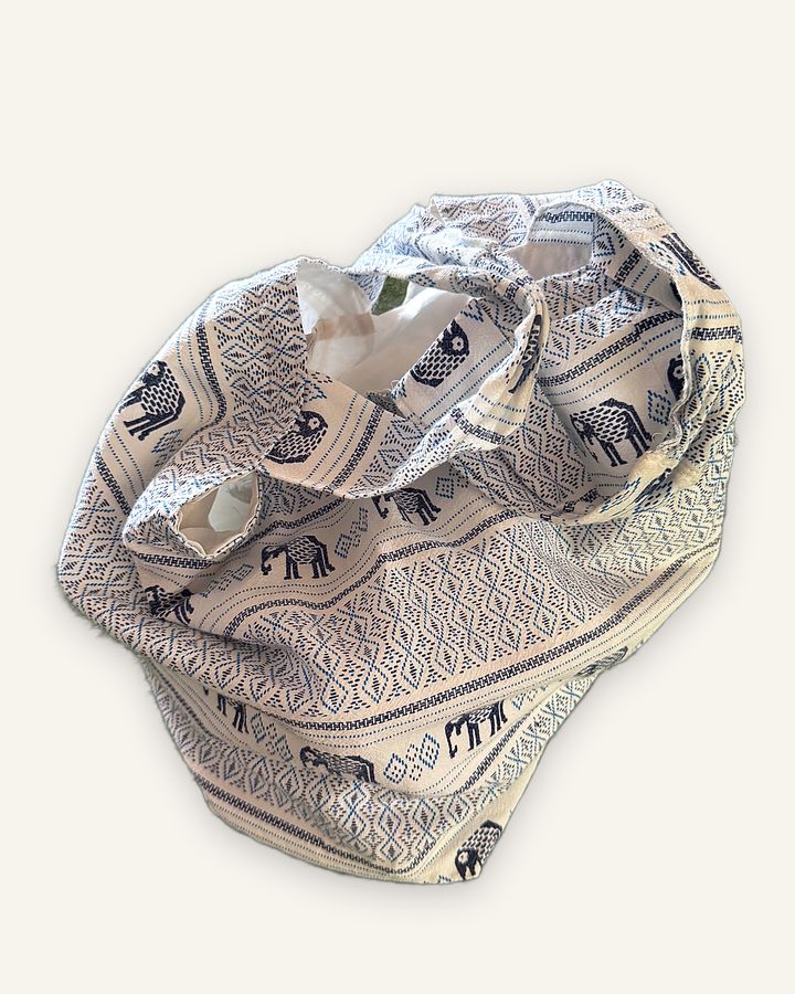 Sai — handgenähter Shopper, Baumwolle mit Elefanten- und Rautenmuster in Beige und Dunkelblau — Ansicht 4