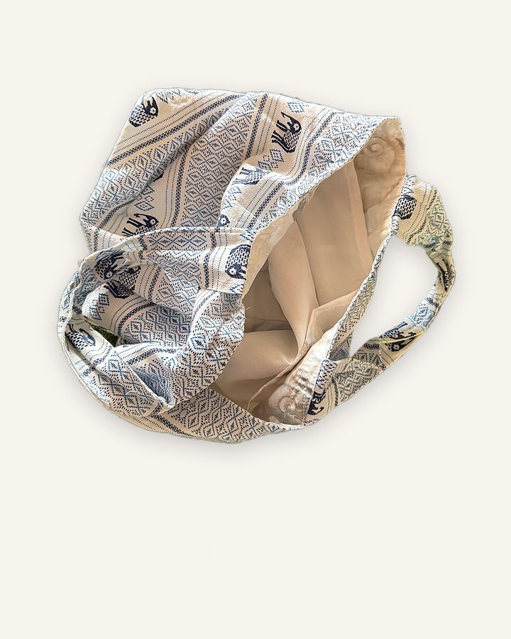 Sai — handgenähter Shopper, Baumwolle mit Elefanten- und Rautenmuster in Beige und Dunkelblau — Ansicht 5