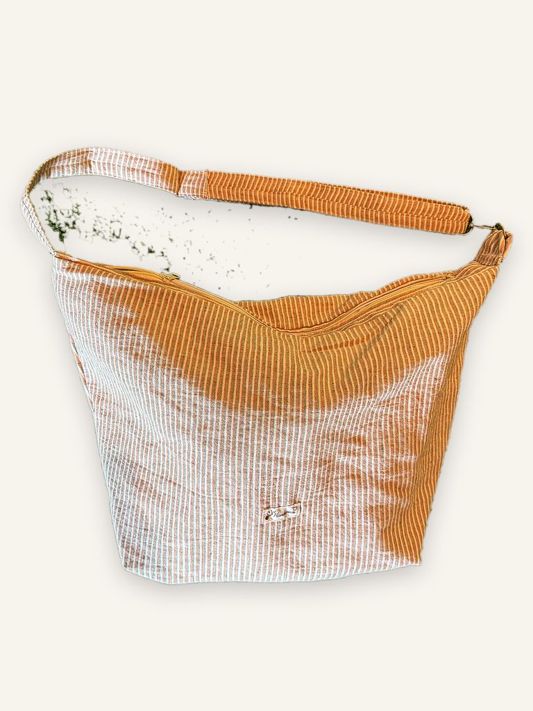 Thale — handgenähte Schultertasche, Baumwolle mit feinem Streifenmuster in Beige und Weiss