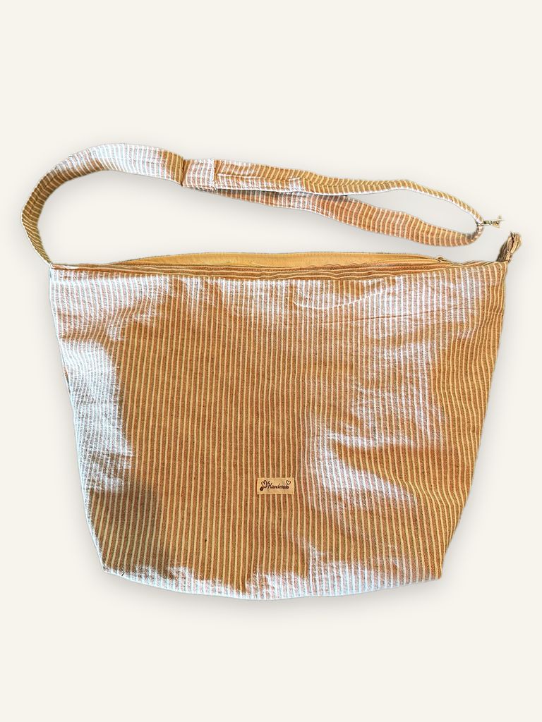 Thale — handgenähte Schultertasche, Baumwolle mit feinem Streifenmuster in Beige und Weiss — Ansicht 2