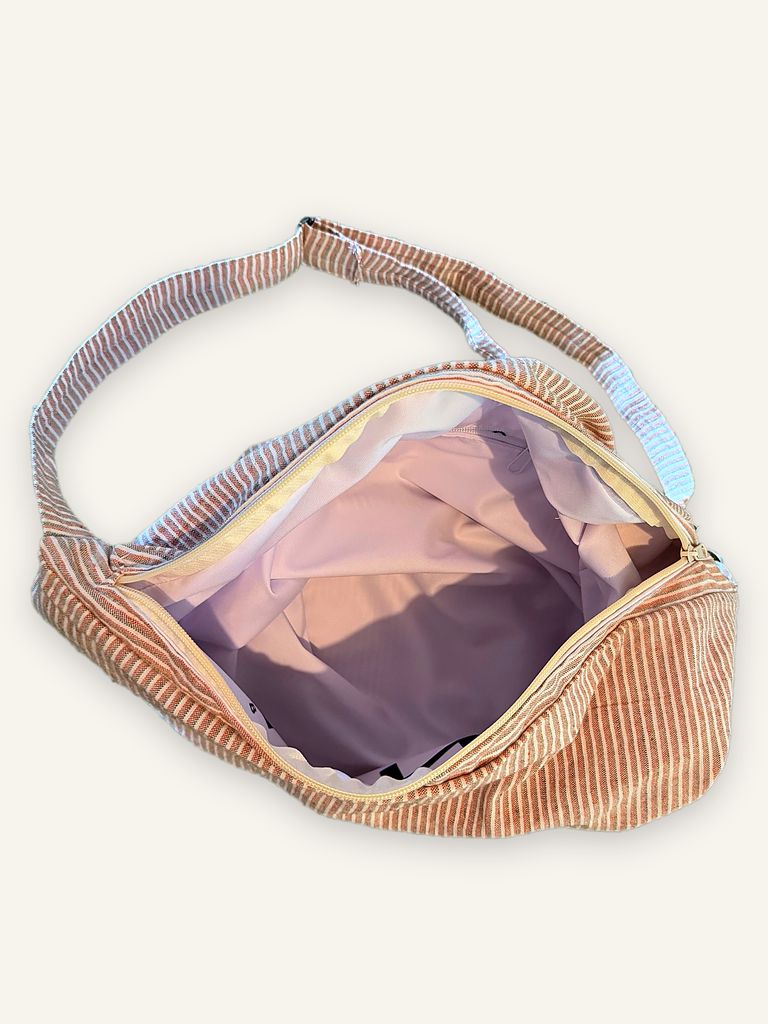 Thale — handgenähte Schultertasche, Baumwolle mit feinem Streifenmuster in Beige und Weiss — Ansicht 3