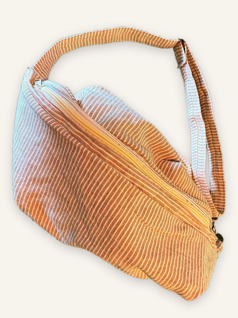 Thale — handgenähte Schultertasche, Baumwolle mit feinem Streifenmuster in Beige und Weiss — Ansicht 4