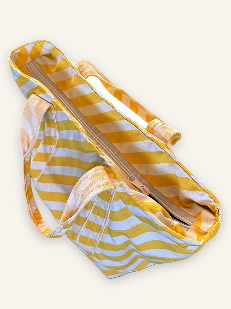 Thong — handgenähte Handtasche, Baumwolle mit diagonalen Streifen in Gelb und Weiss — Ansicht 2