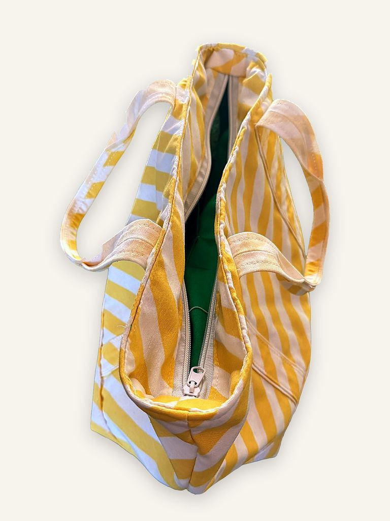 Thong — handgenähte Handtasche, Baumwolle mit diagonalen Streifen in Gelb und Weiss — Ansicht 5