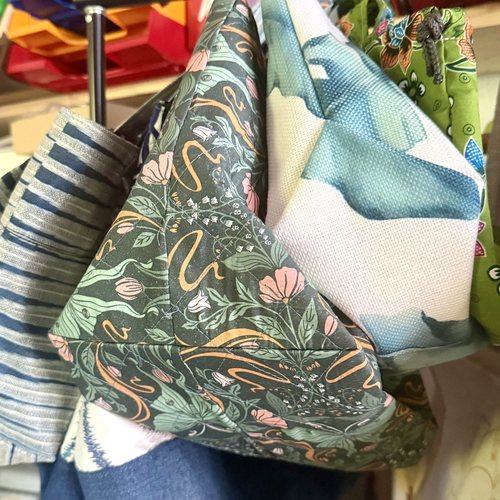 Fertige Taschen von Wanphen Biasio auf der Kleiderstange in ihrer Werkstatt