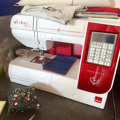 Die Nähmaschine Elna eXcellence 580+ mit Stoff und Nadelkissen