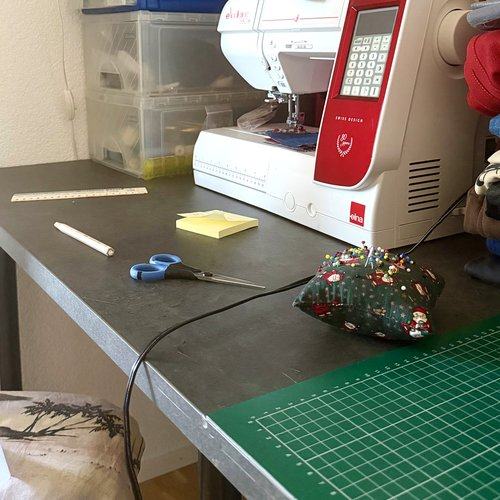 Wanphens Arbeitsplatz mit Schneidematte, Schere, Lineal und Nadelkissen